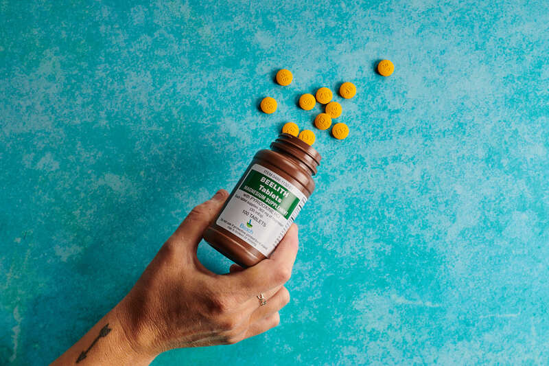 beelith magnesium pills on a blue background